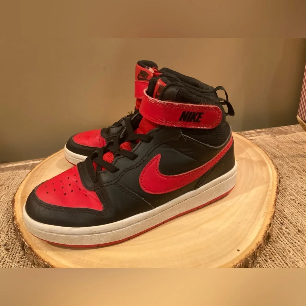 NIKE Kids COURT BOROUGH Mid 2 BLACK/RED/WHITE Leather BASKETBALL SNEAKERS 1Y‎